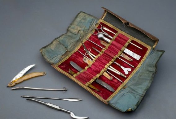 Lich Su Ra Doi Dung Cu Phau Thuat 10